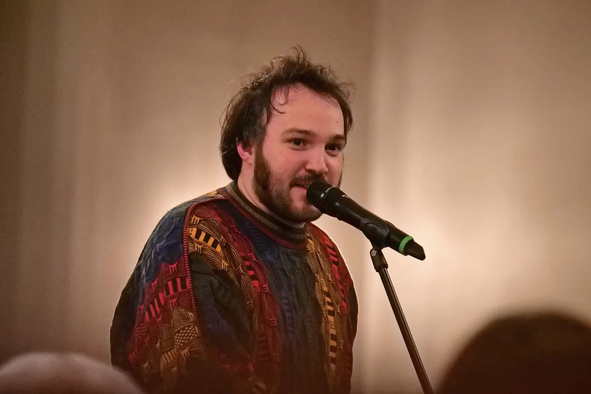 Slam-Poet Valerio Moser trägt seinen Text vor.